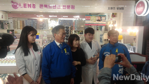 ▲ 새정치민주연합 문재인 대표와 성남중원 정환석 후보가 지난 16일 유권자들을 만나 지지를 호소하고 있다. ⓒ뉴데일리 임재섭 기자