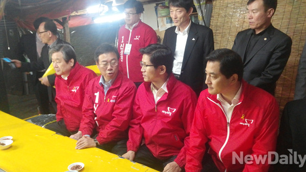 ▲ 지난 16일 성남 중원의 성호시장을 방문한 새누리당 지도부가 국밥이 나오길 기다리고 있다. 왼쪽부터 김무성 대표, 신상진 후보, 김문수 보수혁신특별위원장, 박대출 대변인. ⓒ뉴데일리 임재섭 기자