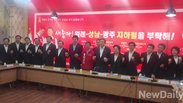 ▲ 지난 16일 성남 중원에서 열린 현장 선거대책회의에 참석한 새누리당 지도부. 왼쪽에서 4번째 노철래 광주 당협위원장의 모습이 보인다. ⓒ뉴데일리 임재섭 기자