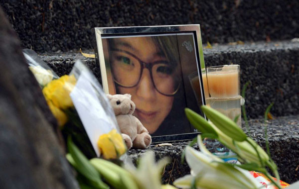 2013년 11월, 아무 이유 없이 살해된 20대 호주 워홀러 여학생의 추모 사진. 호주의 '스킨 헤드'들은 한국인을 중국인으로 보고 공격하는 경우가 많다. ⓒ호주 ABC 보도화면 캡쳐