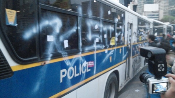 ▲ 18일 오후 서울시청 앞 서울광장에서 세월호 추모 집회를 마친 일부 시위대가 청와대 앞으로 불법 행진을 시도하면서 이를 막는 경찰과 심한 몸싸움을 벌였다. 일부 시위대가 스프레이 페인트로 경찰버스에 정부 비난 구호를 써 놓은 모습. ⓒ 뉴데일리 유경표 기자