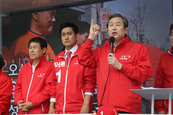 ▲ 새누리당 김무성 대표최고위원이 18일 서울 관악을 보궐선거에 출마한 오신환 후보에 대한 지원 유세를 하는 과정에서, 오신환 후보가 당선될 경우 예결특위 계수조정소위원회 위원으로 선임해 반드시 지역 발전을 이뤄내겠다며 이를 약속하는 의미로 새끼손가락을 치켜들고 있다. ⓒ오신환 후보 선거사무소 제공