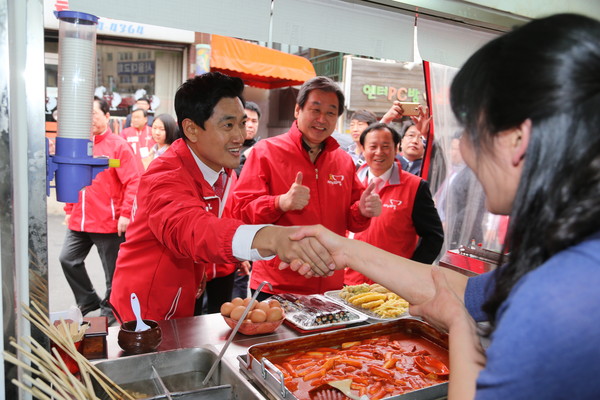 ▲ 새누리당 김무성 대표최고위원이 18일 서울 관악을 보궐선거에 출마한 오신환 후보와 함께 전통시장을 돌며 오 후보에 대한 지지를 호소하고 있다. ⓒ오신환 후보 선거사무소 제공