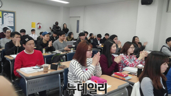 ▲ 학생들은 이날 개그맨 서인석씨의 사회로 진행된 토크콘서트에 관심을 보이며 호응했다.  ⓒ뉴데일리 유경표 기자