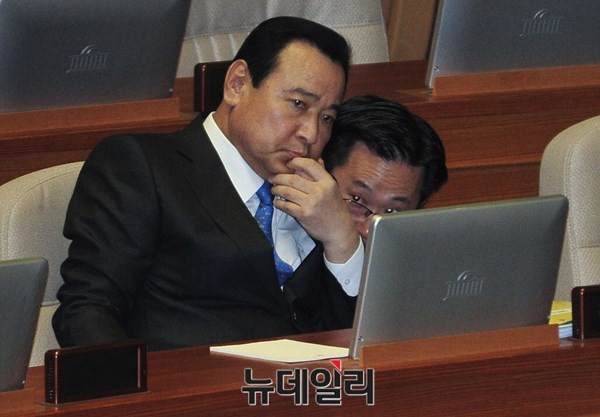 ▲ 이완구 국무총리가 18일 아무런 공식 일정을 잡지 않는 등 자신의 거취를 놓고 숙고에 들어간 것으로 알려졌다. 사진은 13일 대정부질문을 위해 국회에 출석한 이완구 국무총리. ⓒ뉴데일리 이종현 기자