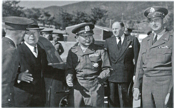 ▲ 이승만 대통령과 클라크 사령관(맨오른쪽)