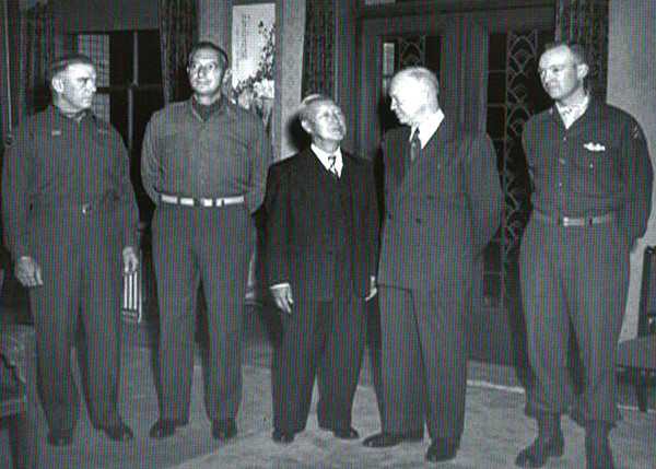 ▲ 미국 대통령 당선자 아이젠하워가 경무대로 이승만 대통령을 방문했다.(1952.12.5)