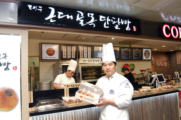 ▲ 대구 근대골목의 인기에 힘입어 ‘대구근대골목단팥빵’이 개발돼 시판되고 있다. 사진은 ‘대구근대골목단팥빵’을 개발한 김준년 기능장이 선물세트 빵을 소개하는 모습.ⓒ영진전문대 제공