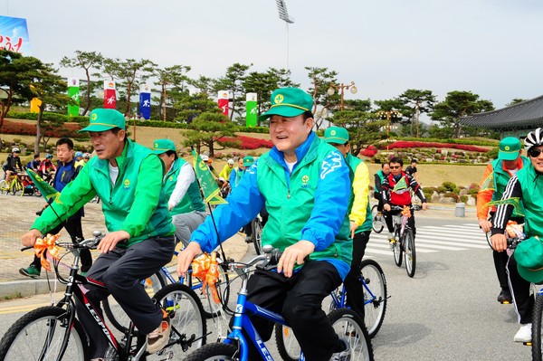 ▲ 박보생 시장이 자전거타기 활성화 행사에 참여해 시민들과 자전거 퍼레이를 펼치고 있다.ⓒ김천시 제공