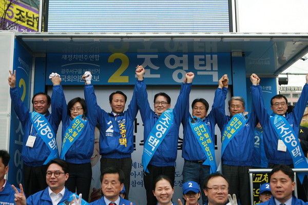 ▲ 4.29 재보궐 선거 광주 서구을에 출마한 새정치연합 조영택 후보(왼쪽에서 세번째)가 지난 19일 광주 풍금사거리에서 박지원 의원(왼쪽에서 네번째)과 함께 지지 유세를 벌이고 있다. ⓒ조영택 후보 페이스북