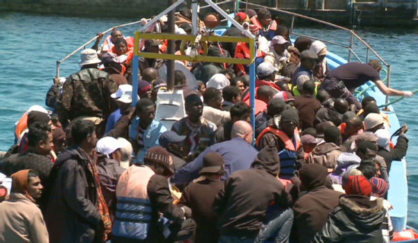 2011년 5월 이탈리아 당국에 적발된 '밀입국 난민선'의 모습. 이런 난민선이 지중해를 '지옥의 바다'로 만들고 있다. ⓒCNN 당시 보도화면 캡쳐