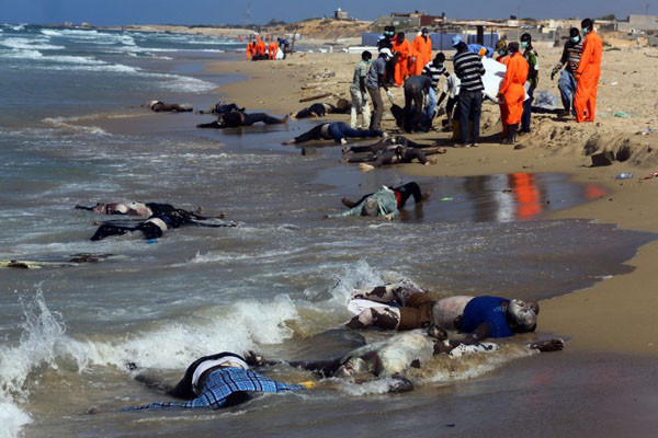 ▲ 2014년 8월 이탈리아로 향하다 전복된 어선 승선자들의 시신이 해안으로 밀려와 있다. 작은 어선을 타고 남유럽으로 가려는 난민들은 해마다 급증하고 있다. ⓒ대기원시보 당시 보도화면 캡쳐