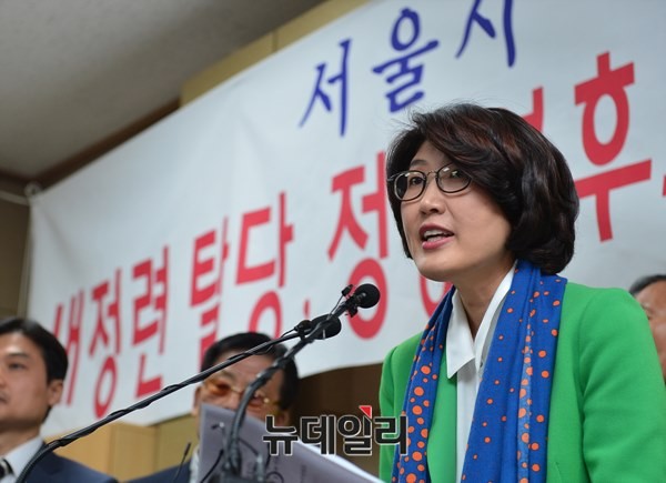 ▲ 이행자 서울시의원이 20일 서울시의회에서 연 기자회견에서 새정치민주연합 탈당과 국민모임 정동영 후보 지지를 선언하고 있다. ⓒ뉴데일리 정상윤 기자