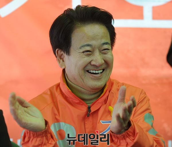 ▲ 국민모임 정동영 후보가 지난 14일 자신의 선거사무소 개소식에서 밝게 웃으며 박장대소하고 있다. ⓒ뉴데일리 정재훈 기자