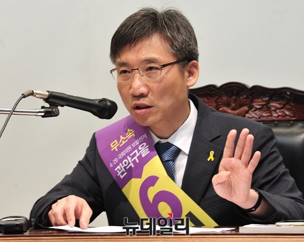 ▲ 구 통진당 출신 무소속 이상규 후보가 20일 국회에서 기자회견을 열고 4·29 서울 관악을 보궐선거 후보직 사퇴를 선언했다. 사진은 지난 17일 관악구민회관에서 열린 후보자 대담토론회에 참석한 이상규 후보의 모습. ⓒ뉴데일리 이종현 기자
