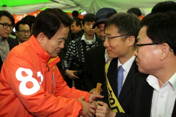 ▲ 국민모임 정동영 후보가 지난 14일 열린 자신의 선거사무소 개소식에 방문한 무소속 이상규 후보와 악수하고 있다. 정동영 후보는 이 사진을 자신의 공식 사이트에 게재했다. ⓒ정동영 후보 공식 사이트