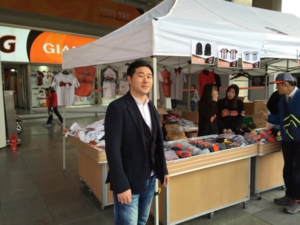 ▲ 사직야구장 광장에서 현장이벤트 진행중인 네포스 김동민과장ⓒ뉴데일리