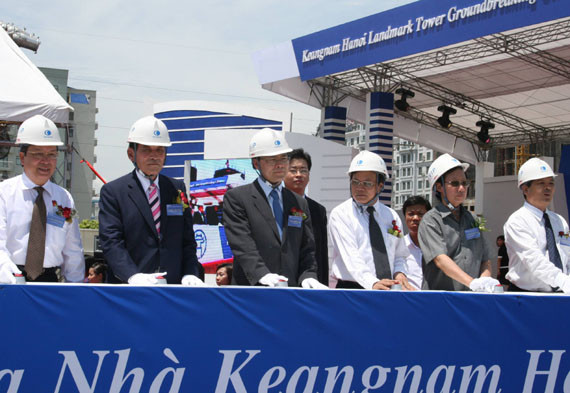 ▲ 경남기업은 2007년 8월 25일 베트남 하노이시 중심가 팜 흥 스트리트에서 베트남 총리 등 주요인사 500여명이 참석한 가운데 기공식을 가졌다고 밝혔다. 왼쪽부터 당시 응우옌홍꾸언 베트남 건설부 장관, 이용희 국회부의장, 성완종 경남기업 회장, 팜꽝리 하노이시 당서기, 응우옌틱키엔 국회부의장, 팜코이응우옌 자원환경부 장관이 착공 발파식을 하고 있는 모습. ⓒ경남기업