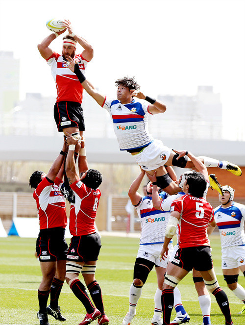 ▲ 일본과 대결을 펼치고 있는 한국 남자 럭비 대표팀.ⓒ대한럭비협회