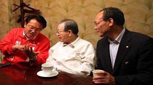 ▲ 정진석 전 의원의 충남지사 선거운동 지원을 위해 자리를 함께한 JP와 성 전 의원ⓒ성 전 의원 트위터 캡처