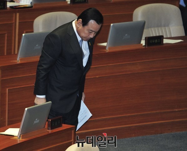 ▲ 박근혜 대통령에게 사의의 뜻을 표명한 이완구 국무총리. ⓒ뉴데일리 DB