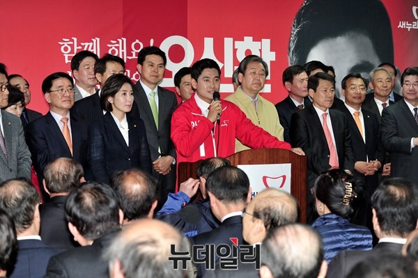 ▲ 새누리당 오신환 후보가 지난 8일 열린 자신의 선거사무소 개소식에서 김무성 대표최고위원 이하 핵심당직자 및 지지자들이 지켜보는 가운데 발언하고 있다. ⓒ뉴데일리 이종현 기자