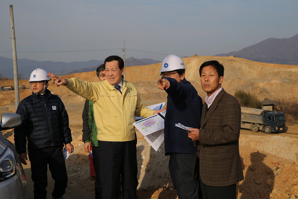 ▲ 성주군 김항곤 군수가 상업단지 현장점검에 나섰다.ⓒt성주군 제공
