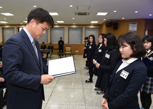 ▲ 경북 영덕군 (재)영덕군교육발전위원회가 지역의 미래를 이끌어갈 우수인재를 선정해 장학금 수여식을 가졌다. ⓒ영덕군 제공