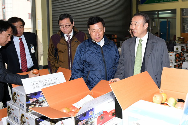 ▲ 경주시 최양식 시장은 농산물 공판장을 찾아 농민들과의 소통행정을 위한 민생 현장 탐방에 나섰다.ⓒ경주시 제공