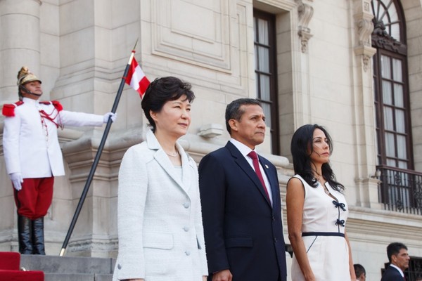 ▲ 중남미 4개국 순방차 페루를 방문한 박근혜 대통령이 우말라 대통령 내외와 함께 의장대를 사열하고 있다. ⓒ청와대 제공