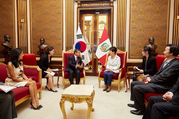 ▲ 박근혜 대통령과 우말라 페루 대통령이 정상회담을 갖고 양국 경제·통상 협력 확대를 논의하고 있다. ⓒ청와대 제공