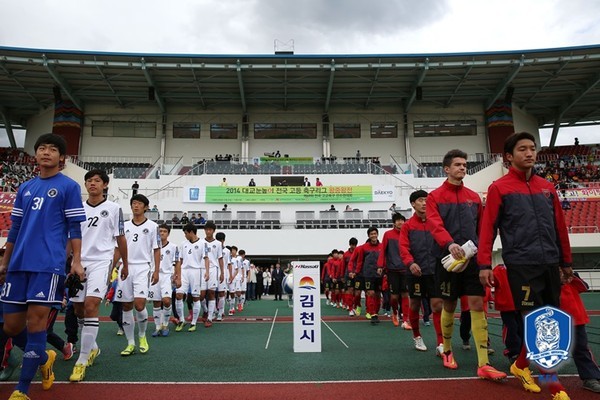 ▲ 지난해 대한축구협회가 주최한 고교왕중왕전에 참가한 포항제철고 선수들과 수원공고 선수들. 빨간색 상의를 입은 선수들이 포항제철고 선수들이다.ⓒ대한축구협회