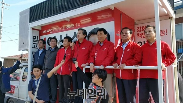 ▲ 김무성 새누리당 대표와 당 지도부가 21일 4.29 재보선에 출마한 안상수 후보와 함께 인천 강화군 삼산면 석포리 선착장에서 선거 유세를 벌이고 있다. ⓒ뉴데일리 윤진우 기자