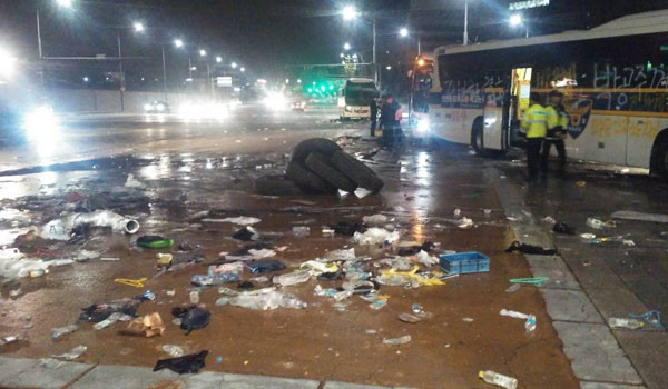 ▲ 지난 18일 세월호 추모 범국민대회가 끝난 뒤 광화문 앞 상황. 이 곳에서만 경찰버스 71대가 파손됐다. ⓒ커뮤니티 '일베저장소' 회원들이 공개한 사진 캡쳐