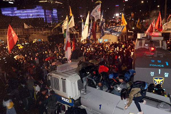 ▲ 지난 18일 세월호 추모 범국민대회 당시 광화문 앞 상황. 경찰 기마대(버스) 위까지 폭력시위대가 올라가 있다. ⓒ조선닷컴 보도화면 캡쳐