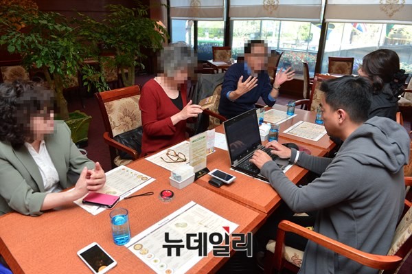 ▲ 21일 만난 전의경 부모모임 회원들은 시위대가 전의경들을 무차별 폭행하는 행태에 매우 분노했다. ⓒ정상윤 뉴데일리 기자