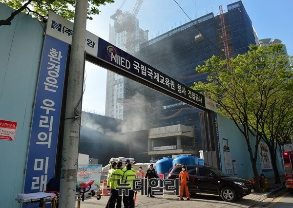 ▲ 화재 당시 공사현장에는 작업 인원 151명이 작업 중이었고, 단순 연기를 흡입한 5명은 인근 서울대 병원과 제생병원으로 각각 호송돼 치료 중이다. ⓒ뉴데일리 정상윤 기자