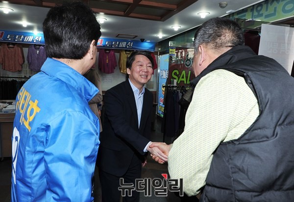 ▲ 새정치민주연합 정태호 후보가 21일 안철수 전 공동대표와 함께 삼성동 일대에서 주민들을 만나 지지를 호소하고 있다. ⓒ뉴데일리 이종현 기자