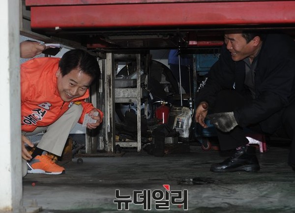 ▲ 국민모임 정동영 후보가 21일 이행자 서울시의원과 함께 신사동 일대에서 주민들을 만나 지지를 호소하고 있다. ⓒ뉴데일리 정재훈 기자