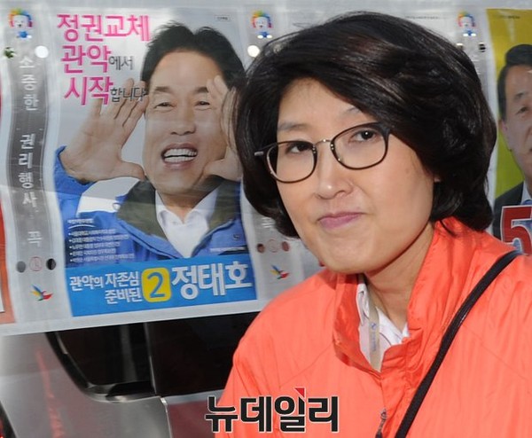 ▲ 국민모임 정동영 후보가 21일 이행자 서울시의원과 함께 신사동 일대에서 주민들을 만나 지지를 호소하고 있다. ⓒ뉴데일리 정재훈 기자