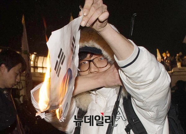 ▲ 일명 '태극기 방화범'으로 불리는 20대 남성. 그의 정체를 안다는 페이스북 이용자가 나타나 관심을 끌고 있다. ⓒ뉴데일리 DB