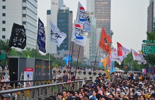 지난해 6월 서울 청계광장에서 벌어진 세월호 촛불집회에 참여한 단체들의 깃발. ⓒ 뉴데일리 정상윤 기자