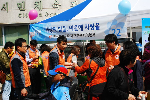 ▲ 한전 대구경북지역본부 사회봉사단 70여명은 장애인의 날인 21일 대구시민체육관에서 행사장을 방문한 장애인을 상대로 대규모 봉사활동을 펼쳤다.ⓒ한전 대구경북본부 제공