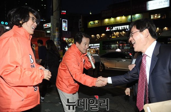 ▲ 국민모임 정동영 후보가 21일 신림역에서 이행자 서울시의원과 함께 퇴근하는 시민들을 상대로 유세를 진행하며 지지를 호소하고 있다. ⓒ뉴데일리 정재훈 기자