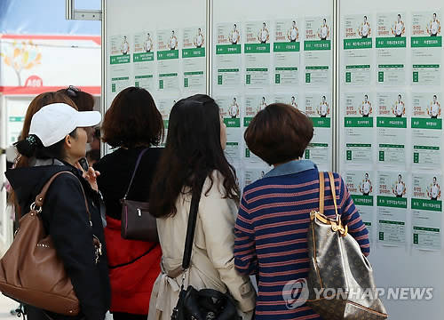 ▲ 구직게시판을 살펴보고 있는 여성들ⓒ연합뉴스