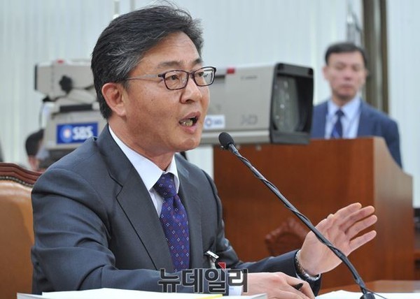 ▲ 국회에 간 홍용표 통일부 장관. ⓒ뉴데일리 이종현 기자