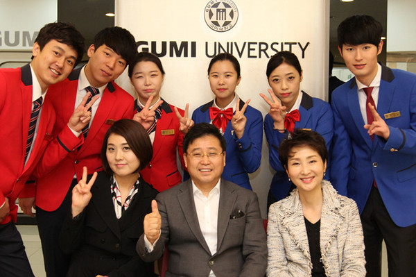 ▲ 구미대학교는 제13회 대구경북국제관광박람회의 특별행사로 마련된 스토리텔링대회에서 대상과 특별상의 영예를 안은 구미대 호텔관광과 학생들이 기쁨을 나누고 있다.ⓒ구미대학교 제공