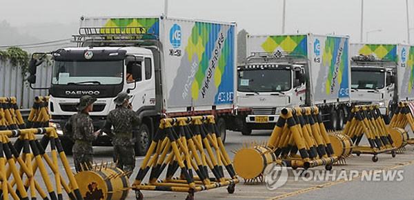 ▲ 2014년 9월 인도적 대북지원 물자를 수송하는 에이스침대 소속 트럭들. ⓒ연합뉴스. 무단전재 및 재배포 금지.
