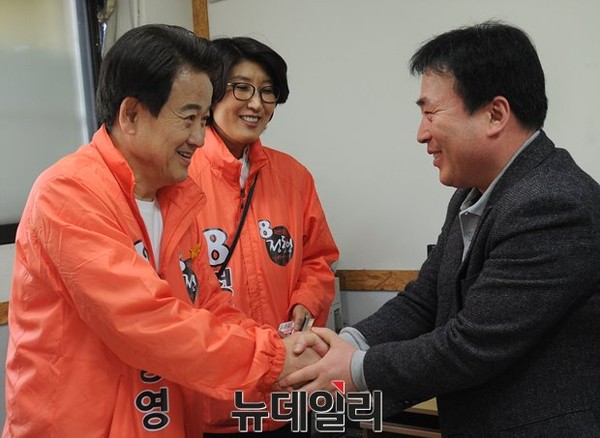 ▲ 4·29 서울 관악을 보궐선거에 나선 기호 8번 국민모임 정동영 후보가 이행자 서울시의원과 함께 선거유세를 하고 있다. ⓒ뉴데일리 정재훈 기자