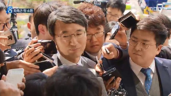 ▲ 야당 보좌진 출신인 박준호 전 경남기업 상무이 취재진에게 질문을 받고 있는 모습. ⓒMBC 방송화면